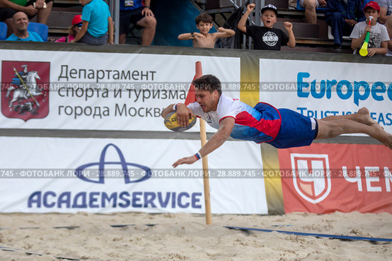 Игрок сборной России забивает победный гол в матче чемпионата Европы по пляжному регби между мужскими сборными в центре пляжных видов спорта "Динамо" в городе Москве, Россия (2018 год). Редакционное фото, фотограф Николай Винокуров / Фотобанк Лори