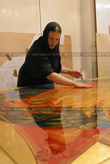 Иконописец мать Иоанна в иконописной Шамординской обители (2004 год). Редакционное фото, фотограф Дмитрий Неумоин / Фотобанк Лори