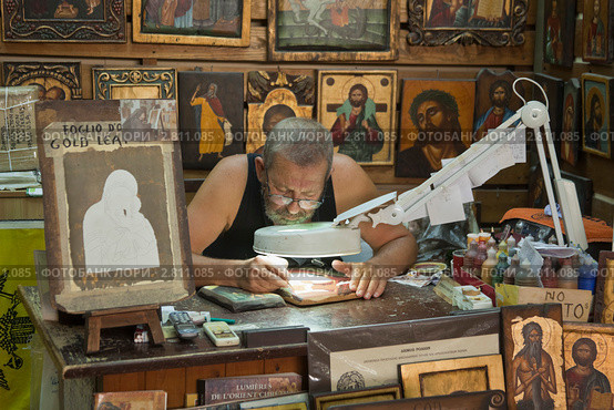 Иконописец за работой (2011 год). Редакционное фото, фотограф Gagara / Фотобанк Лори