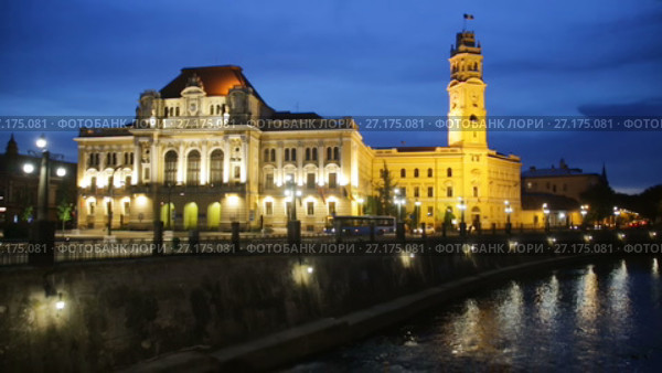 Illuminated City Hall on Oradea embankment in twilight, Romania (2017 год). Стоковое видео, видеограф Яков Филимонов / Фотобанк Лори