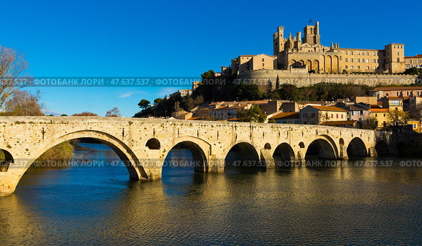 Image of Pont Vieux and St Nazaire Cathedral in Beziers. Стоковое фото, фотограф Яков Филимонов / Фотобанк Лори