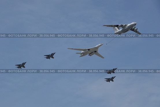 Имитация дозаправки в воздухе самолетов Ил-78 и Ту-160 в сопровождении истребителей МиГ-31 над Красной площадью Москвы во время генеральной репетиции воздушного парада Победы (2022 год). Редакционное фото, фотограф Free Wind / Фотобанк Лори