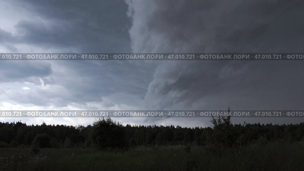 Impending summer thunderstorm with overcast clouds. Стоковое фото, фотограф David Kashakhi / Фотобанк Лори