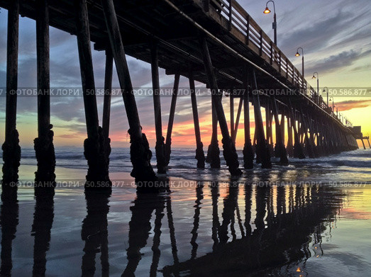 Imperial Beach Pier Sunset, Imperial Beach, San Diego, CA. Taken 1 October 2015. Стоковое фото, агентство Ingram Publishing / Фотобанк Лори