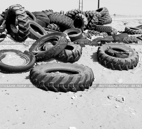 in oman old tires and desert  rubbish dump. Стоковое фото, агентство Ingram Publishing / Фотобанк Лори
