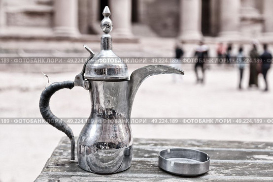 in the site of petra jordan the traditional coffe container isolated on a table. Стоковое фото, агентство Ingram Publishing / Фотобанк Лори