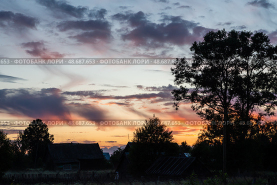 Incredibly beautiful, colorful sunset in the evening sky. Невероятно красивый, красочный закат в вечернем небе. Стоковое фото, фотограф Мария / Фотобанк Лори