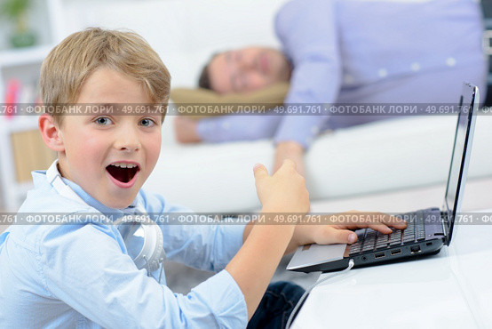 Incredulous child pointing to sleeping adult. Стоковое фото, агентство Ingram Publishing / Фотобанк Лори