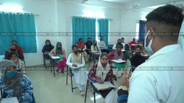 Indian classroom for training for Indian women. Indian women education. Indian teacher and student. (2022 год). Редакционное видео, видеограф Devendra Rawat / Фотобанк Лори