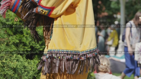 Indigenous dancer wearing traditional clothing during Latin American festival. Стоковое видео, видеограф Mikhail Davidovich / Фотобанк Лори