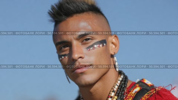 Indigenous man wearing traditional clothes and face paint. Стоковое AI-видео, аниматор Юрий Поздников / Фотобанк Лори