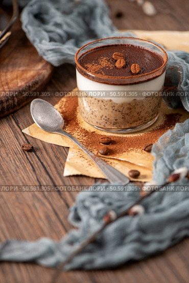 Indulge in a luscious tiramisu-inspired chia pudding, layered with creamy coffee-infused chia and a rich chocolate topping. This delightful breakfast or dessert option combines classic tiramisu flavors with wholesome ingredients for a convenient and satisfying treat. Стоковое фото, агентство Ingram Publishing / Фотобанк Лори