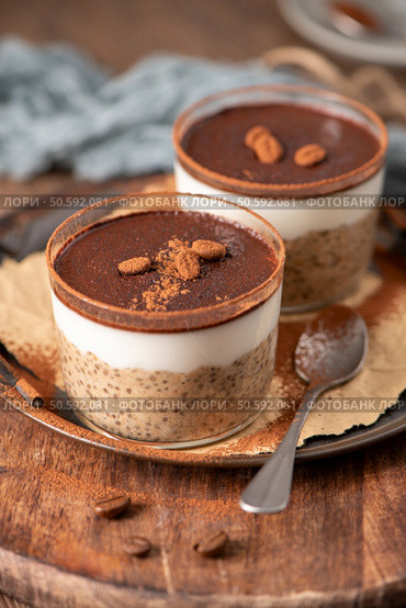 Indulge in a luscious tiramisu-inspired chia pudding, layered with creamy coffee-infused chia and a rich chocolate topping. This delightful breakfast or dessert option combines classic tiramisu flavors with wholesome ingredients for a convenient and satisfying treat. Стоковое фото, агентство Ingram Publishing / Фотобанк Лори