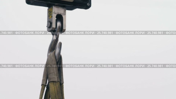 Industrial Digital Weight Scale Hanging on Hook of Crane. Стоковое видео, видеограф Станислав Панкратов / Фотобанк Лори