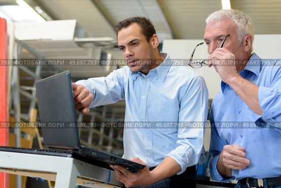 industrial manager showing the anomaly in the order. Стоковое фото, агентство Ingram Publishing / Фотобанк Лори