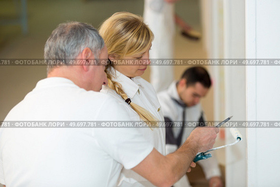 industrial painting worker giving advice to the apprentice. Стоковое фото, агентство Ingram Publishing / Фотобанк Лори