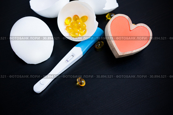 Infertility. Negative pregnancy test, pills and heart, eggshell on black. Стоковое фото, фотограф Papoyan Irina / Фотобанк Лори
