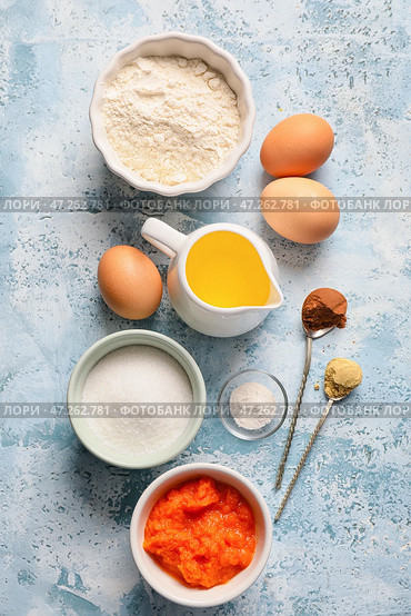 Ингредиенты для приготовления тыквенного пирога на цветном фоне. Стоковое фото, фотограф Pixel_shot / Фотобанк Лори