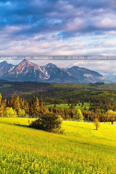 Inspiring evening light in spring. Sunset in Tatra Mountains, Poland. Mountain ridge over cloudy sky. Sunset in Tatra Mountains, Poland. Mountain ridge over cloudy sk. Стоковое фото, агентство Ingram Publishing / Фотобанк Лори