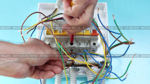 Installation of central circuit breaker panel or fuse box in house. Стоковое видео, видеограф Владимир Григорьев / Фотобанк Лори