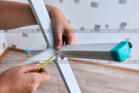 Installation of floor fan, rack assembly in form of cross. Стоковое фото, фотограф Владимир Григорьев / Фотобанк Лори