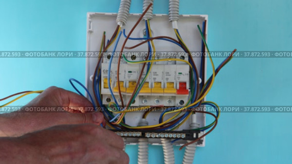 Installation of fuse box panel with circuit breakers in house. Стоковое видео, видеограф Владимир Григорьев / Фотобанк Лори