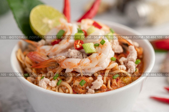 Instant noodles stir-fried with shrimp and pork, Thai food. Стоковое фото, агентство Ingram Publishing / Фотобанк Лори