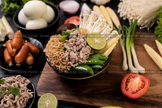 Instant noodles with minced pork, lime, onion, green peas, golden needle mushroom, and baby corn. Стоковое фото, агентство Ingram Publishing / Фотобанк Лори
