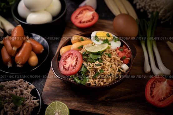 Instant noodles with minced pork, lime, onion, green peas, golden needle mushroom, and baby corn. Стоковое фото, агентство Ingram Publishing / Фотобанк Лори