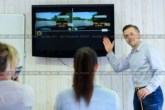 instructor teaches his scholars by using tv. Стоковое фото, агентство Ingram Publishing / Фотобанк Лори