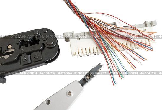 Инструмент для обжима интернет-кабеля витой пары на белом фоне. Tool for crimping of internet cable on a white background. Стоковое фото, фотограф Татьяна Д / Фотобанк Лори