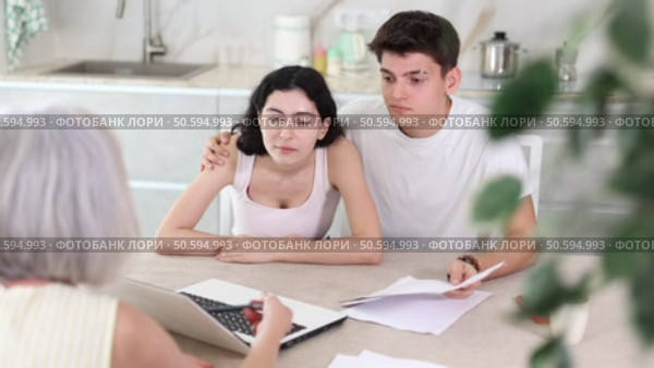 Insurance agent explaining conditions of insurance in home interior. Стоковое видео, видеограф Яков Филимонов / Фотобанк Лори