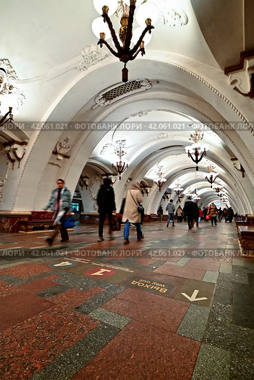 Интерьер станции метро "Арбатская" Арбатско-Покровской линии метро. Город Москва (2023 год). Редакционное фото, фотограф Александр Тараканов / Фотобанк Лори