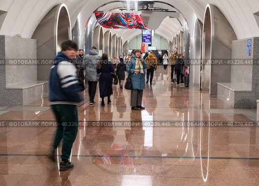 Интерьер станции "Рижская" Большой кольцевой линии Московского метрополитена (БКЛ)" в городе Москве, Россия. Концепция "портал в городе" реализована через повторяющуюся арку (2023 год). Редакционное фото, фотограф Наталья Николаева / Фотобанк Лори