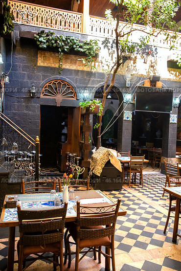Interior of luxury hotel in oriental style with living plants in the lobby (2023 год). Редакционное фото, фотограф Евгений Ткачёв / Фотобанк Лори