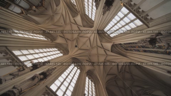 Interior of Maria am Gestade or Church of Our Lady of the Riverbank with Christmas decoration. One of the oldest viennese churches of gothic architecture. Стоковое видео, видеограф Mikhail Davidovich / Фотобанк Лори