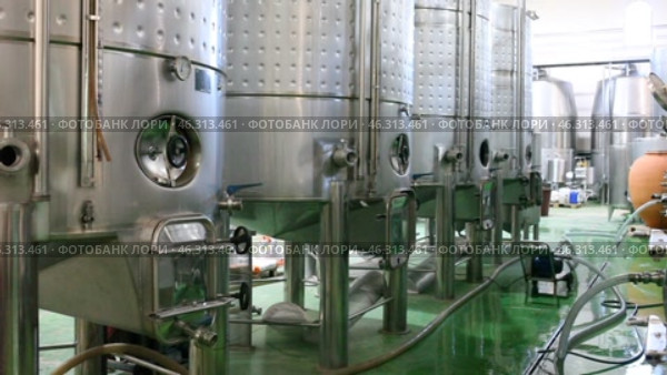 Interior of wine plant shop with modern equipment. Стоковое видео, видеограф Яков Филимонов / Фотобанк Лори