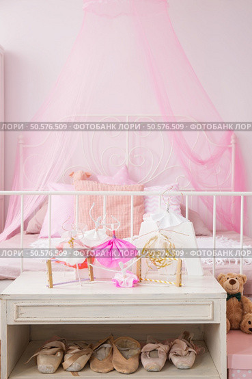 Interior with commode for ballet shoes and conopy bed. Стоковое фото, агентство Ingram Publishing / Фотобанк Лори