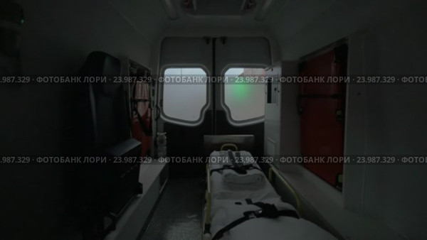Internal view of a modern ambulance car riding on the street. Interior, modern special equipment, seat and stretcher. Стоковое видео, видеограф Данил Руденко / Фотобанк Лори