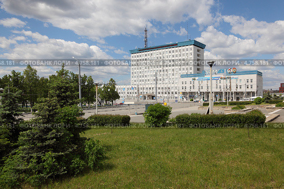 Инженерный корпус ОАО "Автомобильный завод УРАЛ" (2013 год). Редакционное фото, фотограф Виталий Горелов / Фотобанк Лори