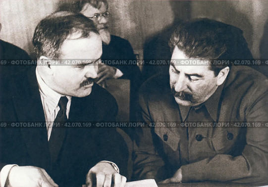 Иосиф Виссарионович Сталин (Джугашвили; 1878-1953) и Вячеслав Михайлович Молотов (Скрябин; 1890-1986). Москва, 1937 год. Редакционное фото, фотограф Сергей Елизарьев / Фотобанк Лори
