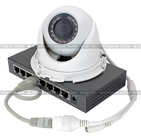IP видеокамера и свитч на белом фоне. IP security camera and router on white background. Стоковое фото, фотограф Татьяна Д / Фотобанк Лори