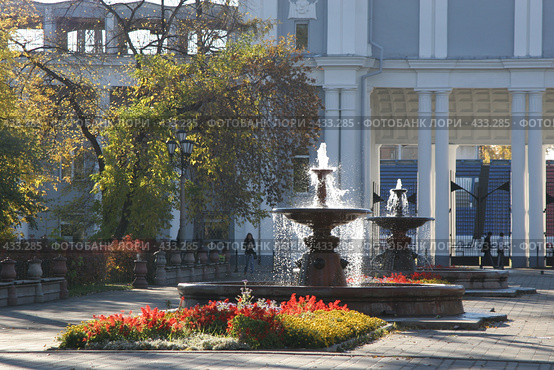 Иркутск. Фонтаны перед театром (2005 год). Редакционное фото, фотограф Ирина Терентьева / Фотобанк Лори