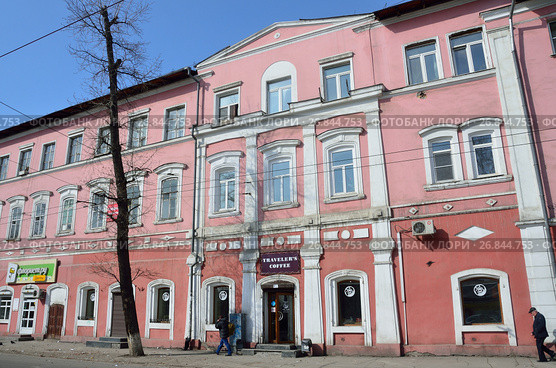 Иркутск, старое здание по адресу Желябова, дом 3. Traveler's coffee. Редакционное фото, фотограф Овчинникова Ирина / Фотобанк Лори