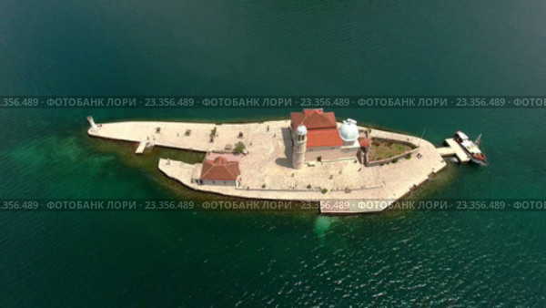 Искусственный остров Госпа-од-Шкрпьела в Которской бухте Адриатического моря. Черногория (2016 год). Стоковое видео, видеограф Кекяляйнен Андрей / Фотобанк Лори
