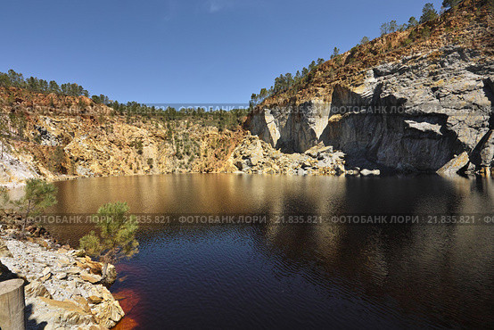 Испания. Андалусия. Уэльва. Parque Minero de Riotinto, озерцо на руднике Peña de Hierro (2015 год). Стоковое фото, фотограф Антон Бобров / Фотобанк Лори
