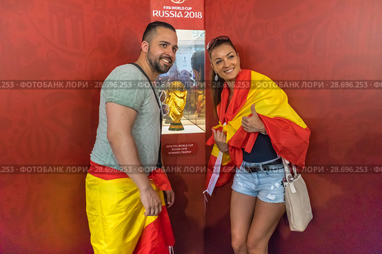 Испанские футбольные болельщики фотографируются у Кубка мира ФИФА в Парке футбола на Красной площади. Чемпионат мира по футболу FIFA 2018. Город Москва, Россия. Редакционное фото, фотограф Владимир Сергеев / Фотобанк Лори