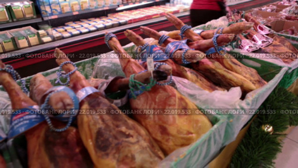 Испанский хамон, копченая нога в супермаркете Mercadona. Тенерифе, Канарские острова, Испания (2016 год). Редакционное видео, видеограф Кекяляйнен Андрей / Фотобанк Лори