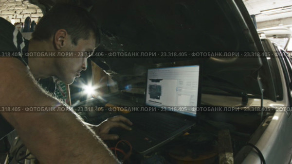 Использование компьютера в автосервисе для ремонта. Стоковое видео, видеограф Константин Шишкин / Фотобанк Лори