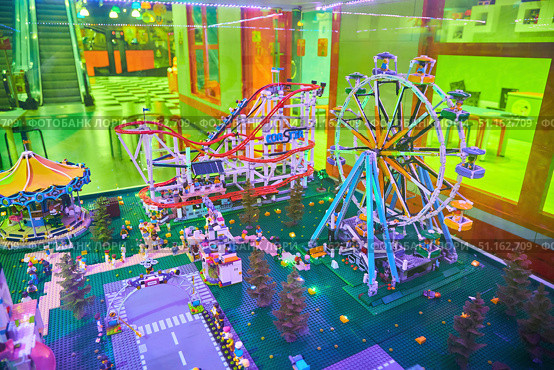 ISTANBUL, TURKEY - NOVEMBER 27, 2021: Lego Discovery Center at the Forum Istanbul Shopping Complex. Interior and details of the entertainment center. Редакционное фото, фотограф Наталия Кирсанова / Фотобанк Лори